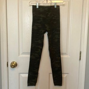 Woman’s Green Camo Spanx Leggings